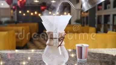 现代和替代的咖啡制作方式。 咖啡师用咖啡机冲泡咖啡。 双手合拢，滚烫